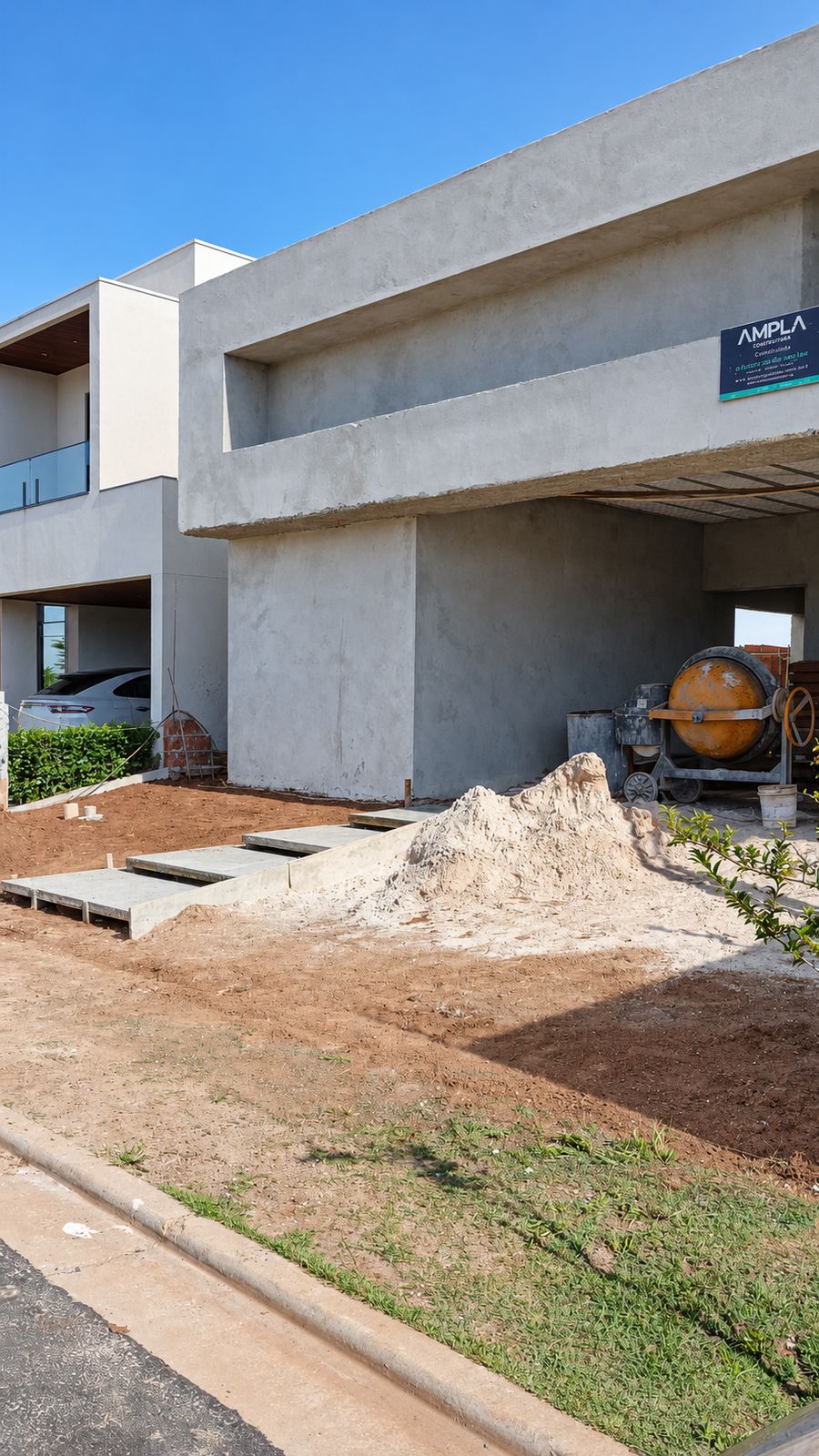 Fachada da casa em construção, vista em diagonal a partir da rua