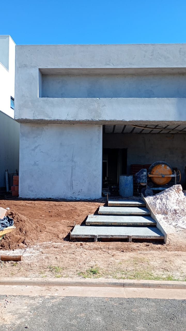 Fachada em construção com escada de acesso