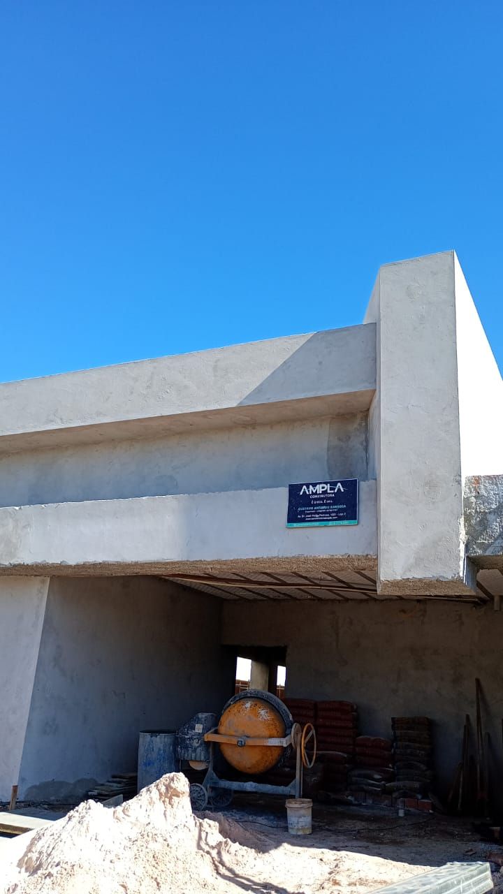 Fachada em construção com garagem coberta
