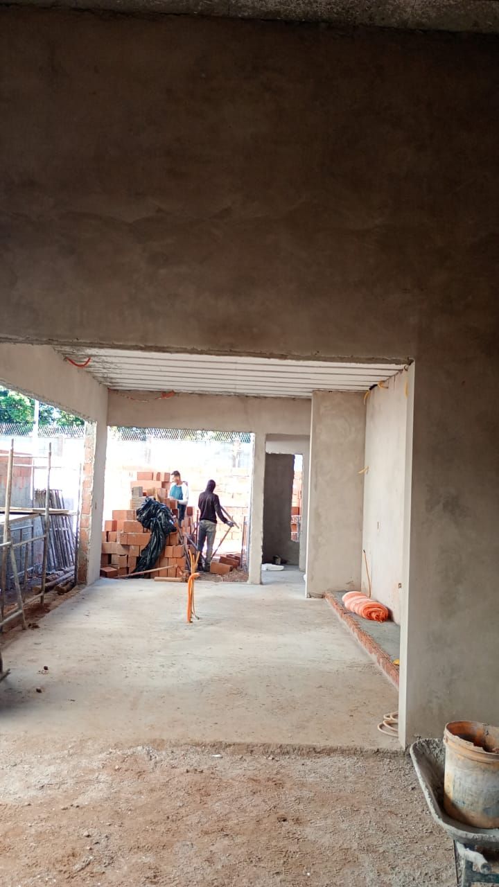 Interior da casa em obra, vista para os fundos