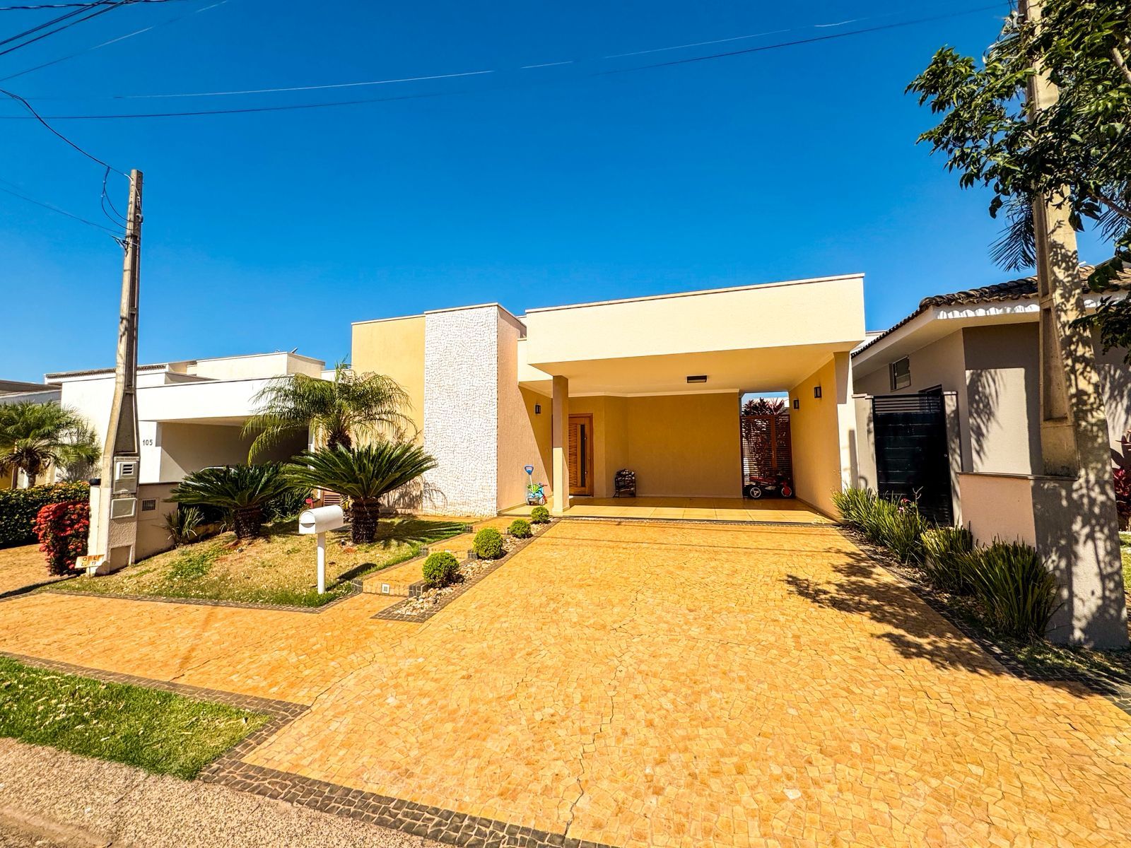 Fachada da casa à venda no Village Damha, em Araraquara